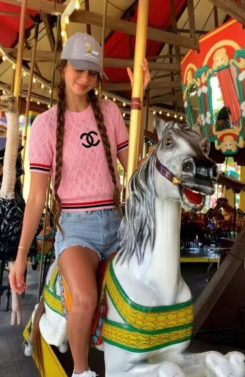 carousel ride,carousel horse,девушка,парки развлечений,на карусели