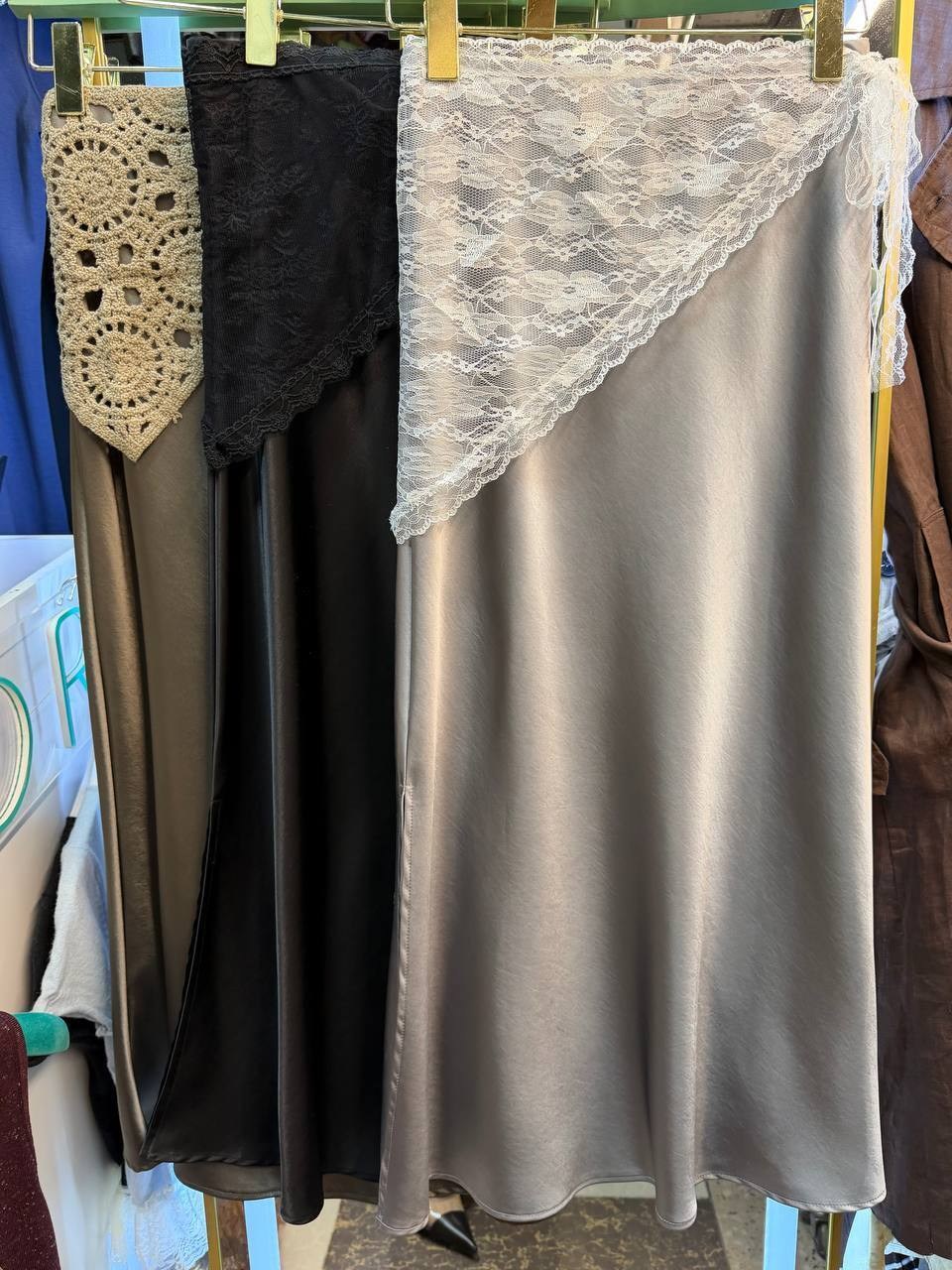 юбка с кружевами,юбка с кружевом,атласная юбка с кружевом,кружевная юбка,юбка миди с кружевом