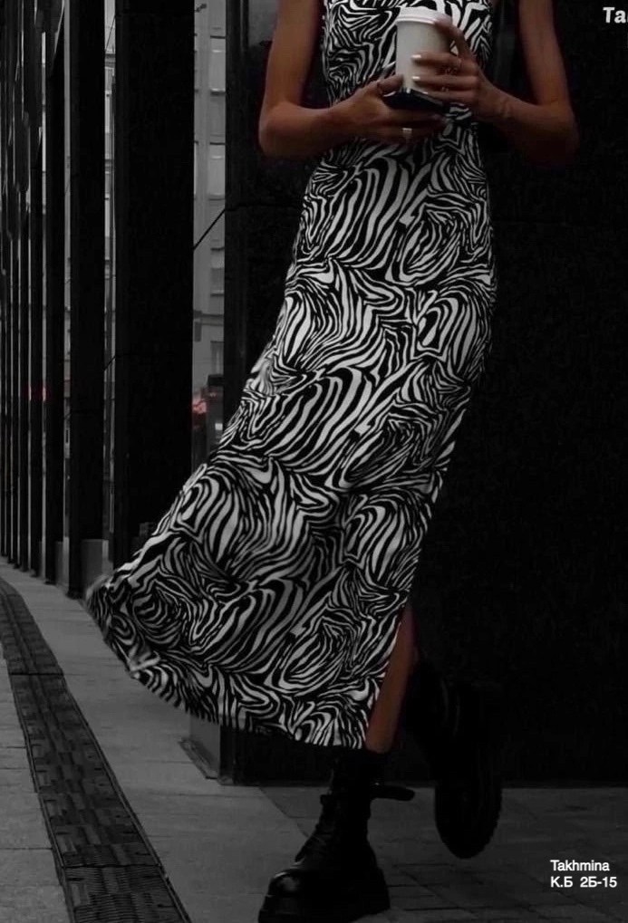 платье сарафан с разрезом,стильное платье миди,платье с принтом зебра,принт зебра,модное платье