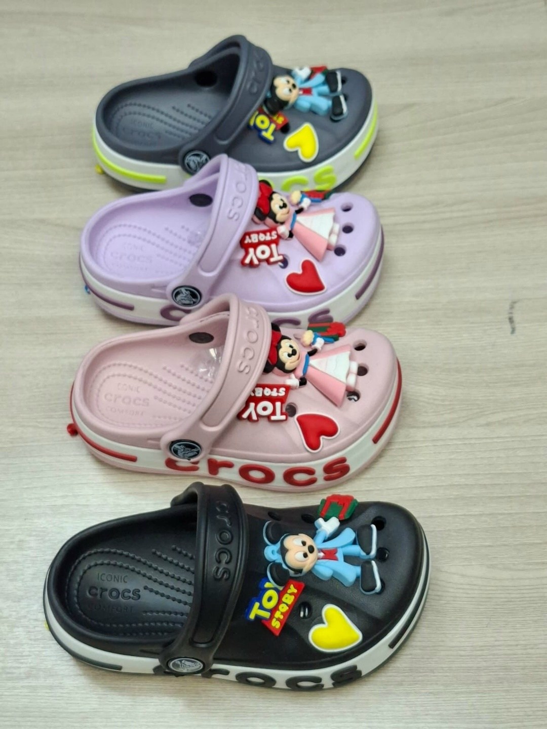 crocs jibbitz микки маус,кроксы с микки маусом,джибитсы крокс,crocs crocs,сабо crocs