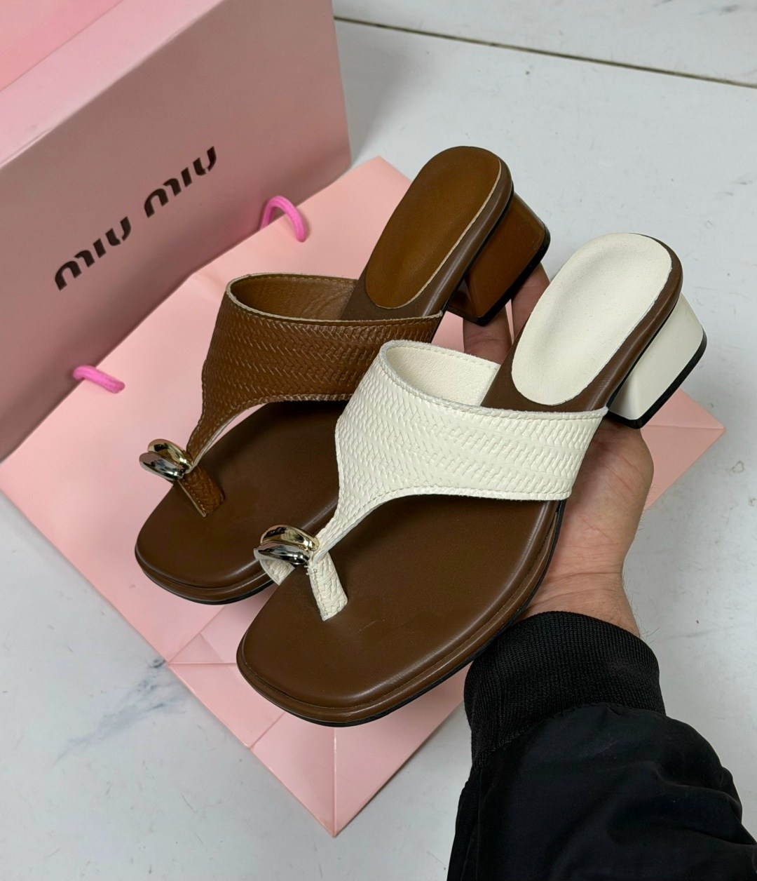 женские шлепанцы,,женские босоножки,модные шлепанцы,шлепанцы miu miu