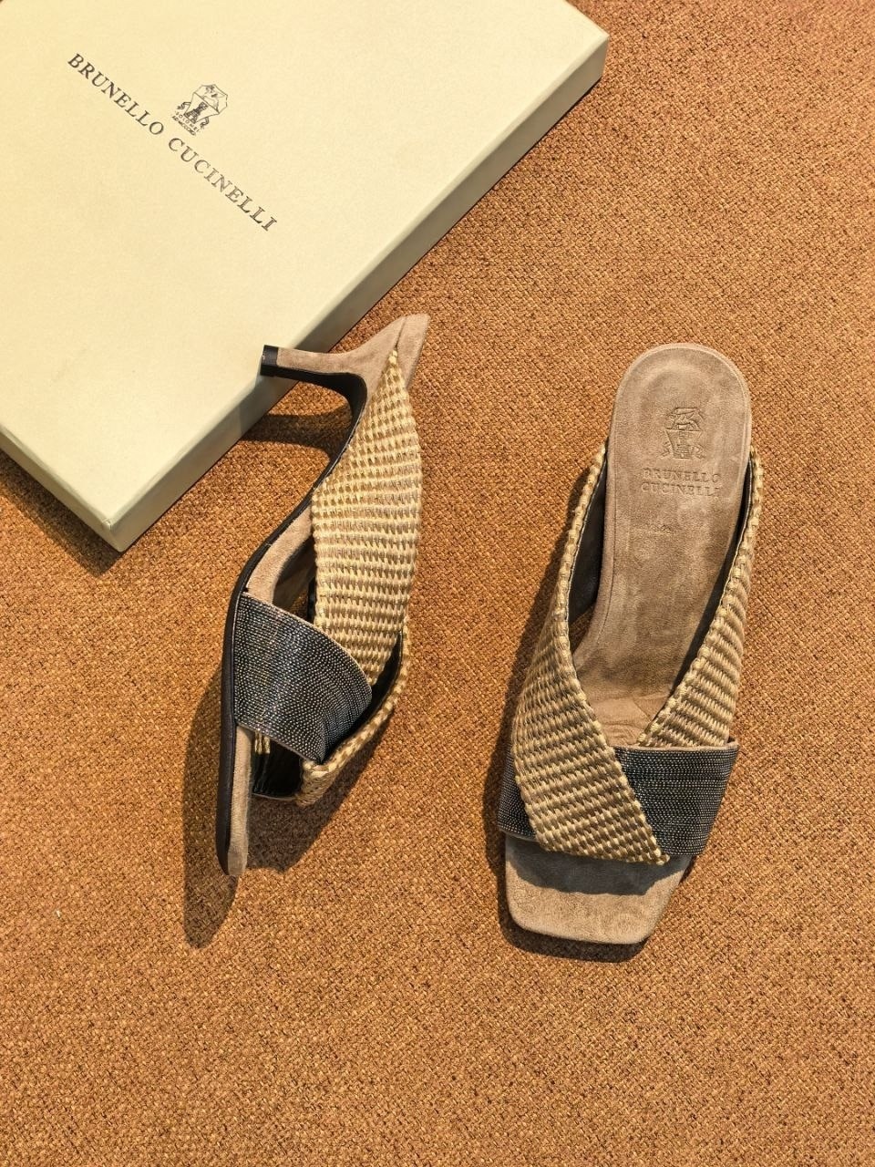 ,замшевые шлепанцы brunello cucinelli,босоножки на каблуках,женские шлепанцы,женская