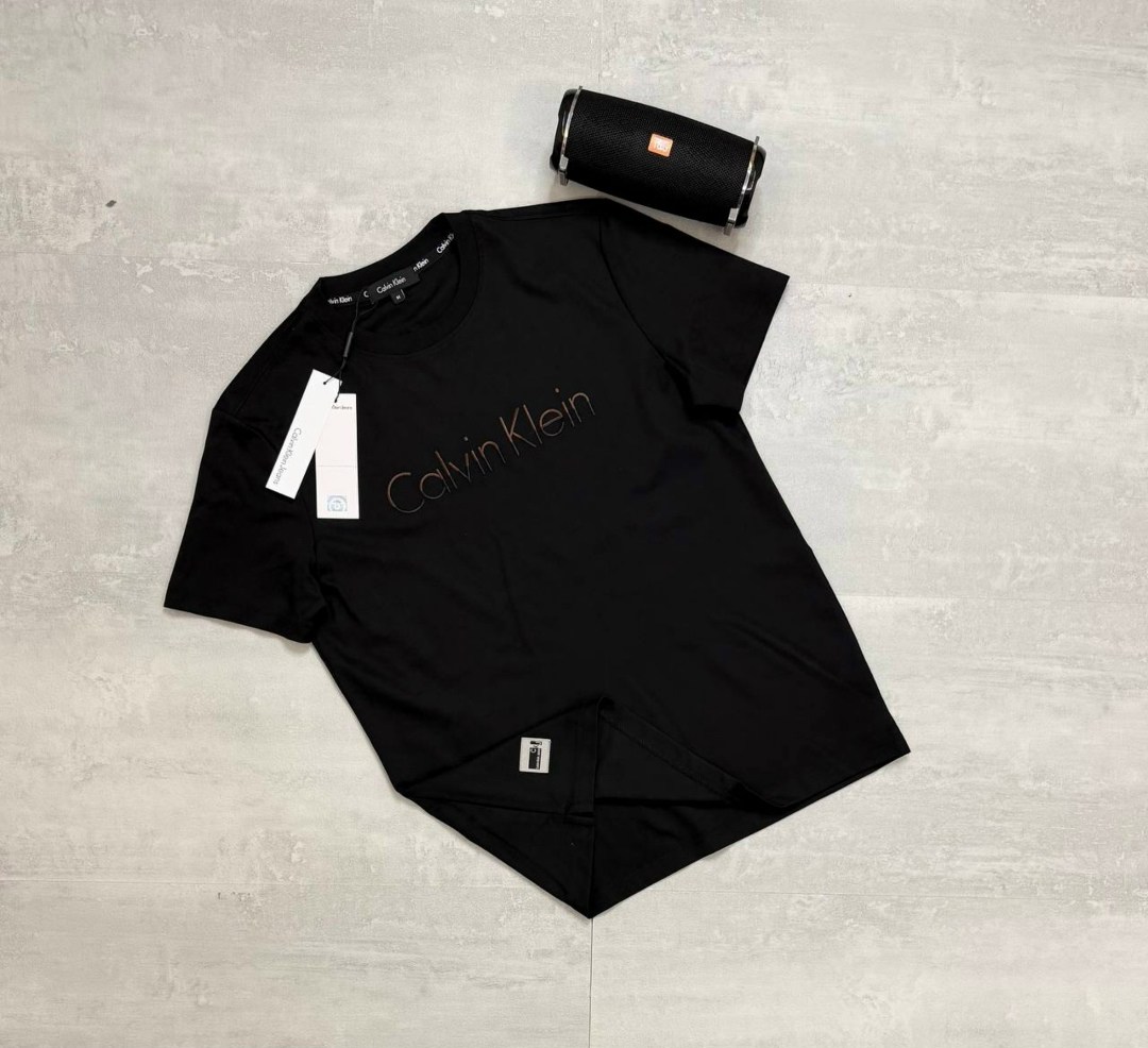 футболки мужские,футболка с коротким рукавом calvin klein raised rubber logo бежевый,мужская футболка calvin klein,бежевая футболка,футболки для мужчин