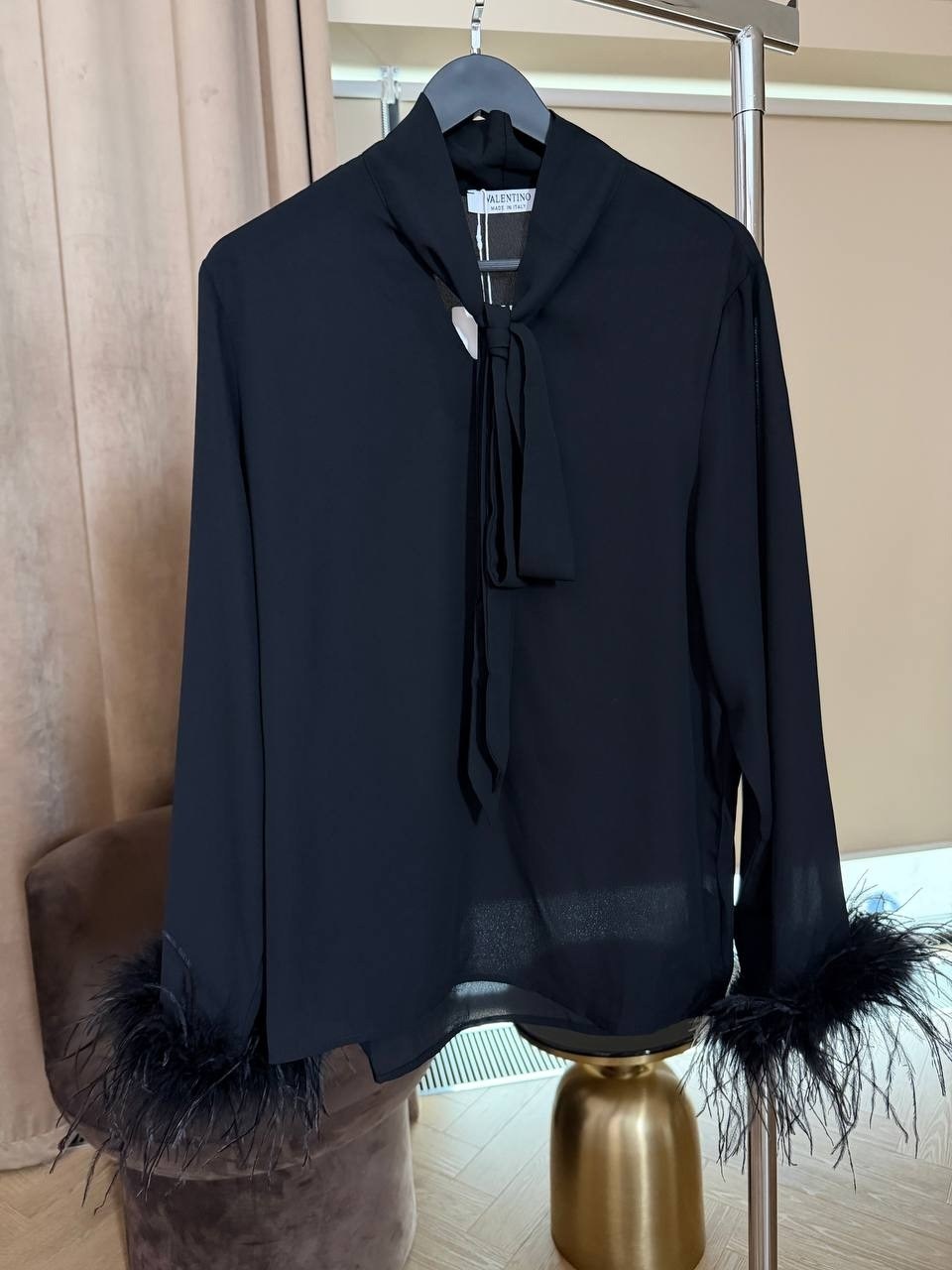 блузка с перьями,блуза с перьями,блузка стильная,блуза с перьями fashionbook,рубашка с перьями