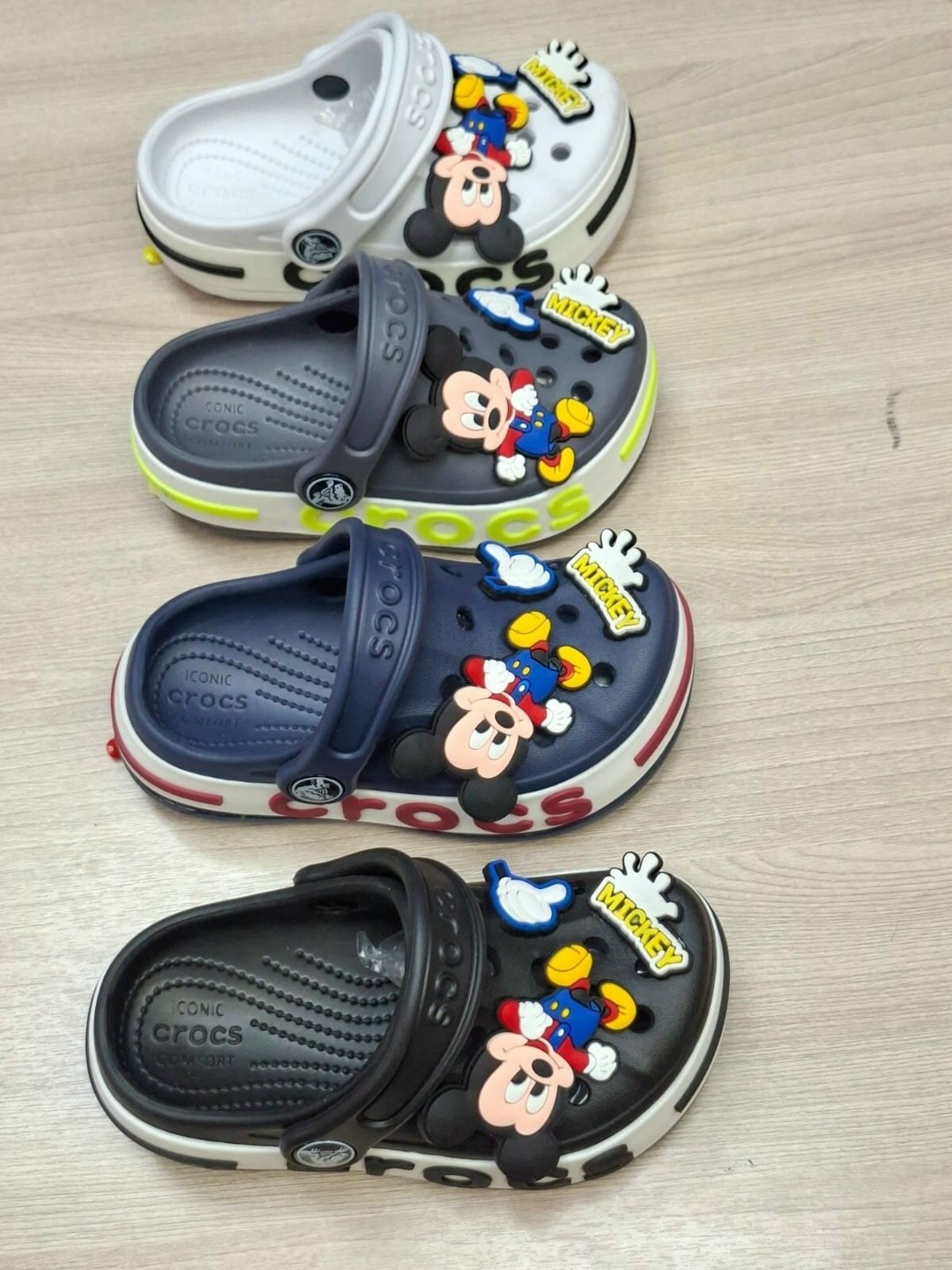 crocs jibbitz микки маус,кроксы с микки маусом,джибитсы крокс,crocs crocs,сабо crocs