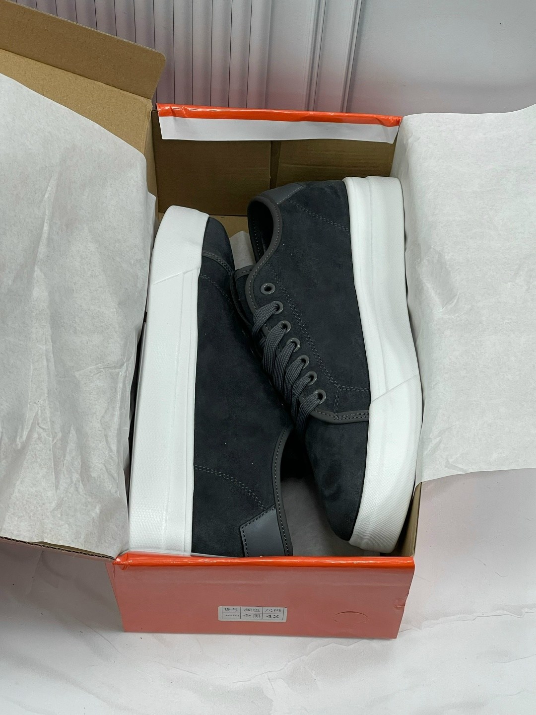 ,кеды замшевые,brunello cucinelli кроссовки мужские,мужские кроссовки черные из замши и белой подошвой,кеды мужские