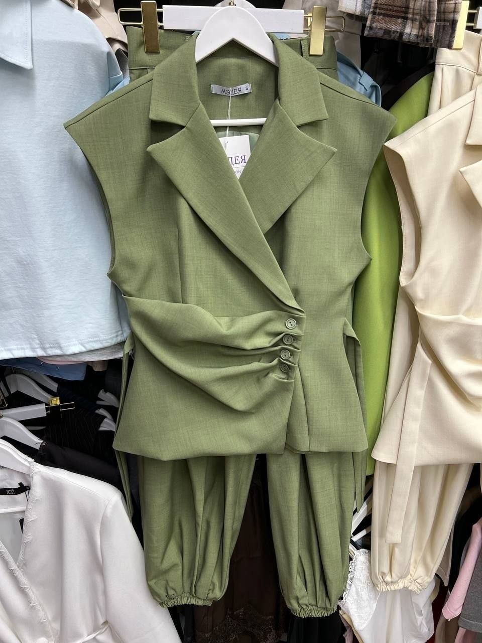 модные костюмы,стильные костюмы,костюм брючный с жилетом,брючный костюм с жилеткой,костюм с жилетом и брюками