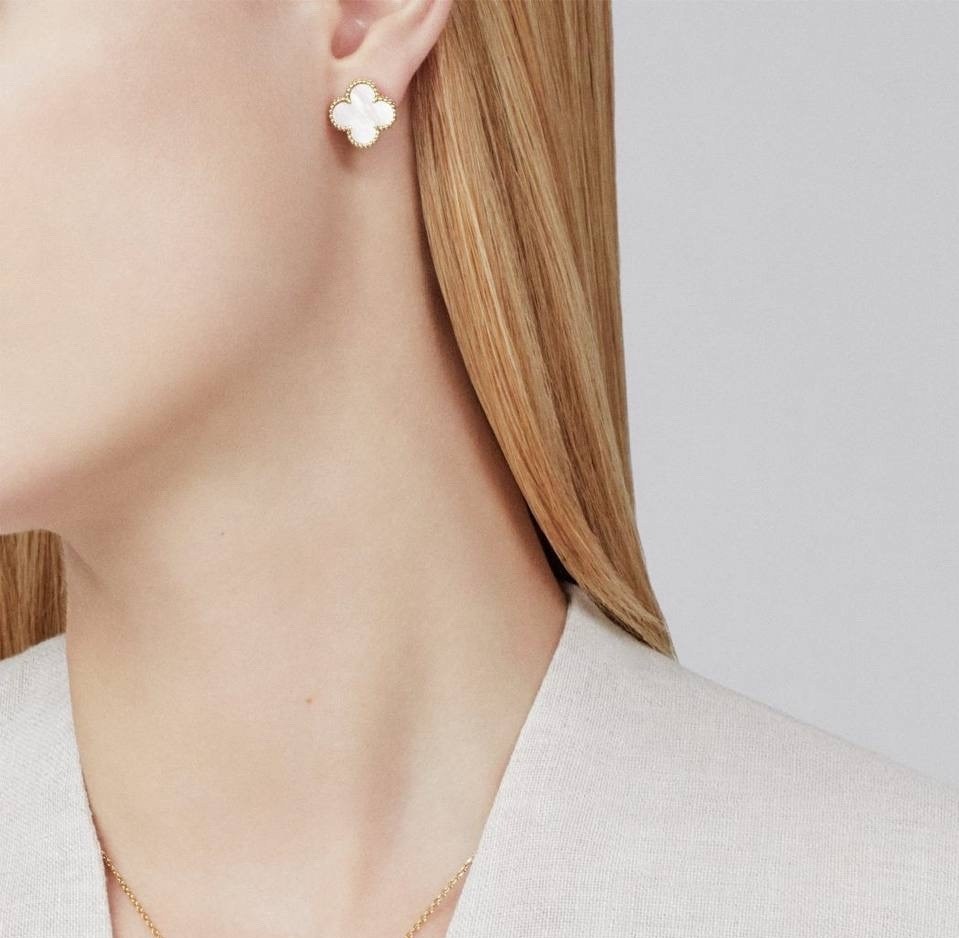 серьги клевер четырехлистный золото,серьги van cleef arpels,серьги из четырехлистного клевера van cleef,модные серьги с четырехлистным клевером из циркония,серьги van cleef arpels alhambra