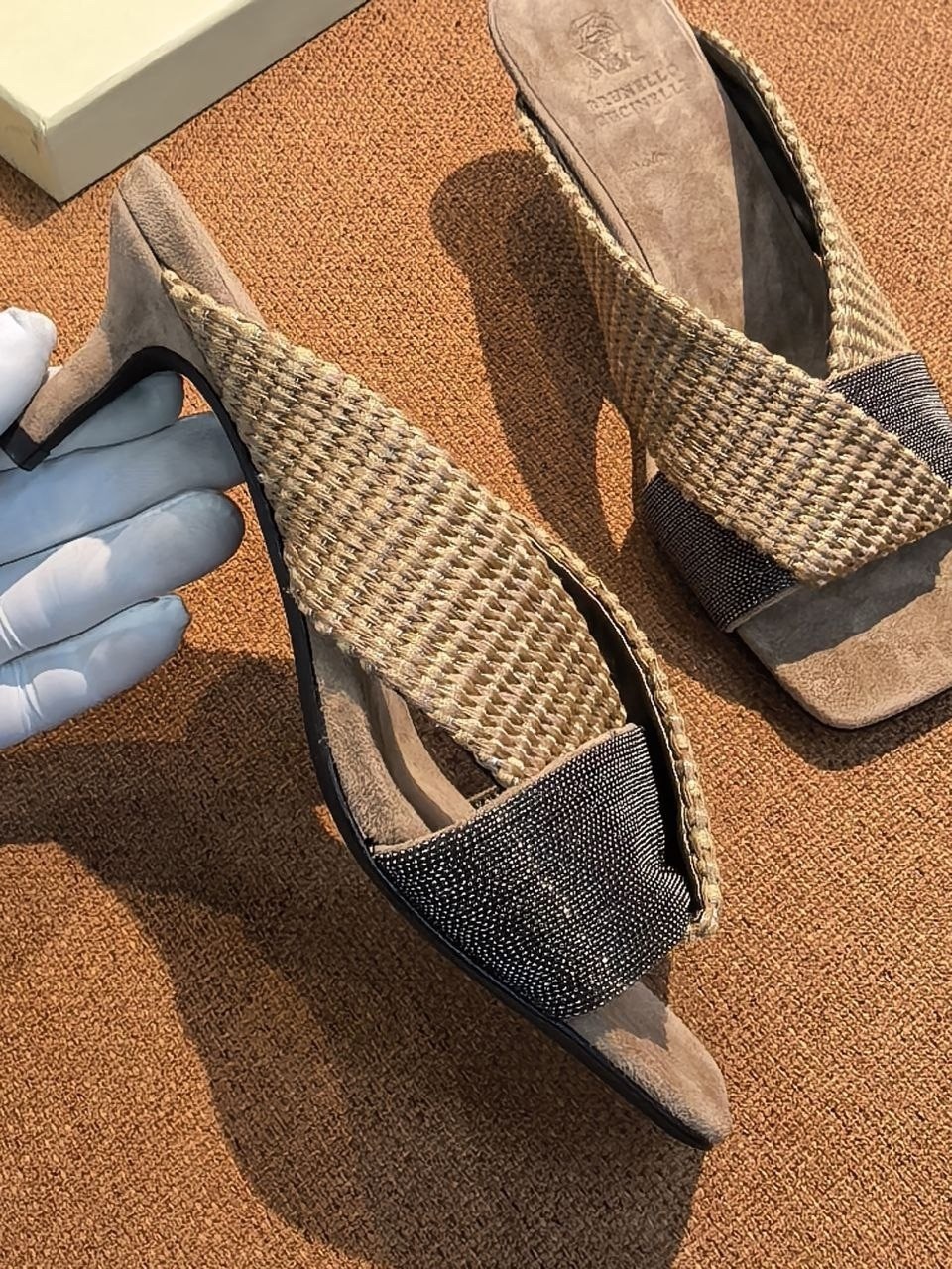 ,замшевые шлепанцы brunello cucinelli,босоножки на каблуках,женские шлепанцы,женская