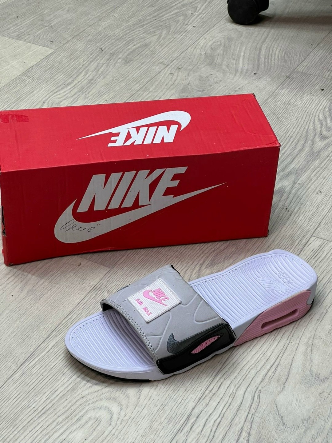 nike benassi jdi,шлепанцы мужские,модные шлепанцы,тапочки модные,шлепанцы nike