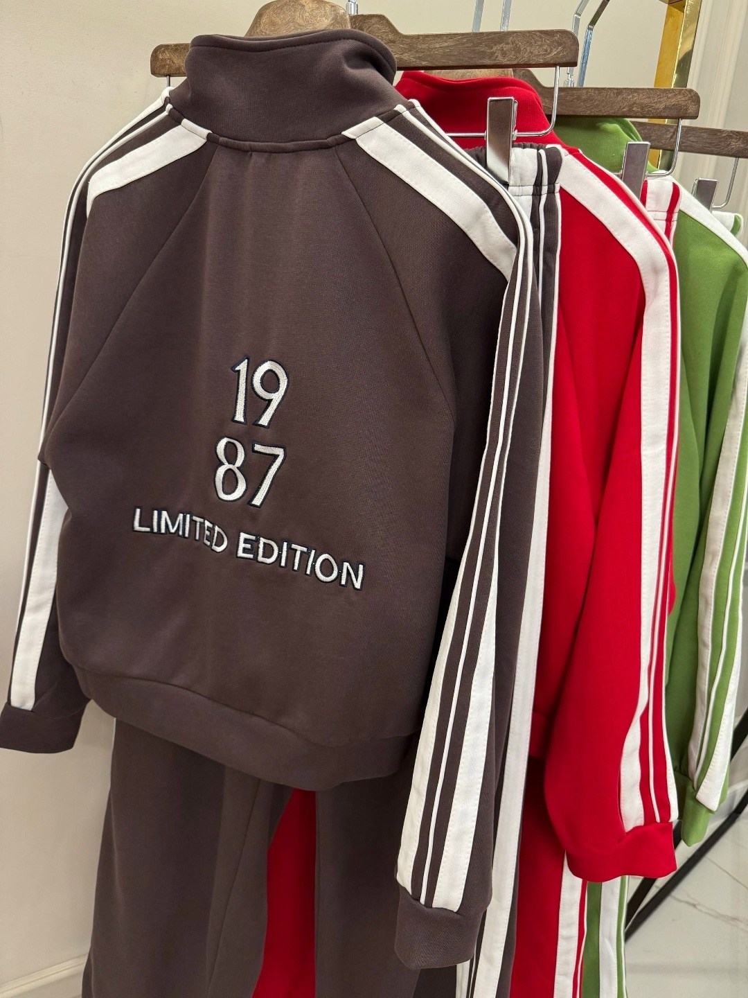 женские костюмы спортивные,красные спортивные костюмы,спортивный костюм,спортивный костюм miu miu,костюм модный