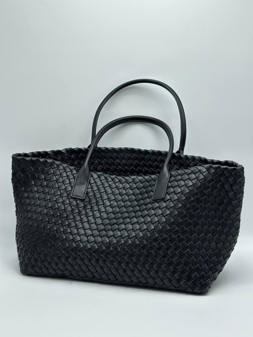 сумка bottega veneta,сумка женская bottega veneta,плетеная сумка,сумка боттега венета,кожаная сумка bottega veneta cabat черная