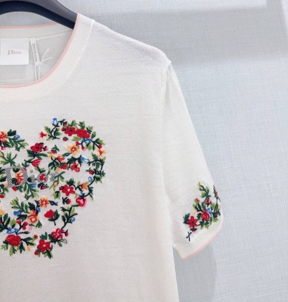 футболка с вышивкой,вышивка на футболке стиль,etro футболка с цветочной вышивкой белый,свитер с вышивкой,свитер для женщин