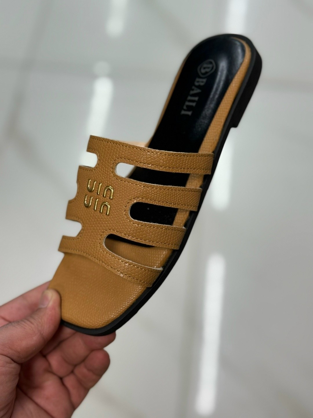 шлепанцы женские,,шлепки фенди,фенди шлепанцы,шлепанцы кожаные женские