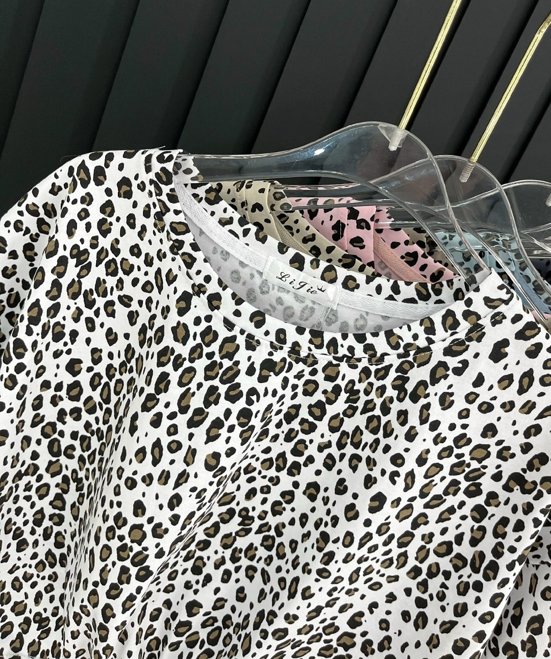 женская кофта,кофта с леопардовым принтом,леопардовая кофта,,футболка с леопардовым принтом