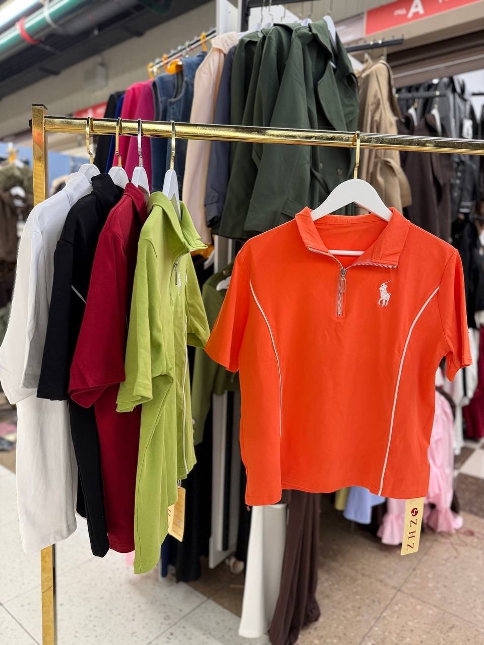 ,стильная футболка,футболка-поло на замке,поло футболка женская