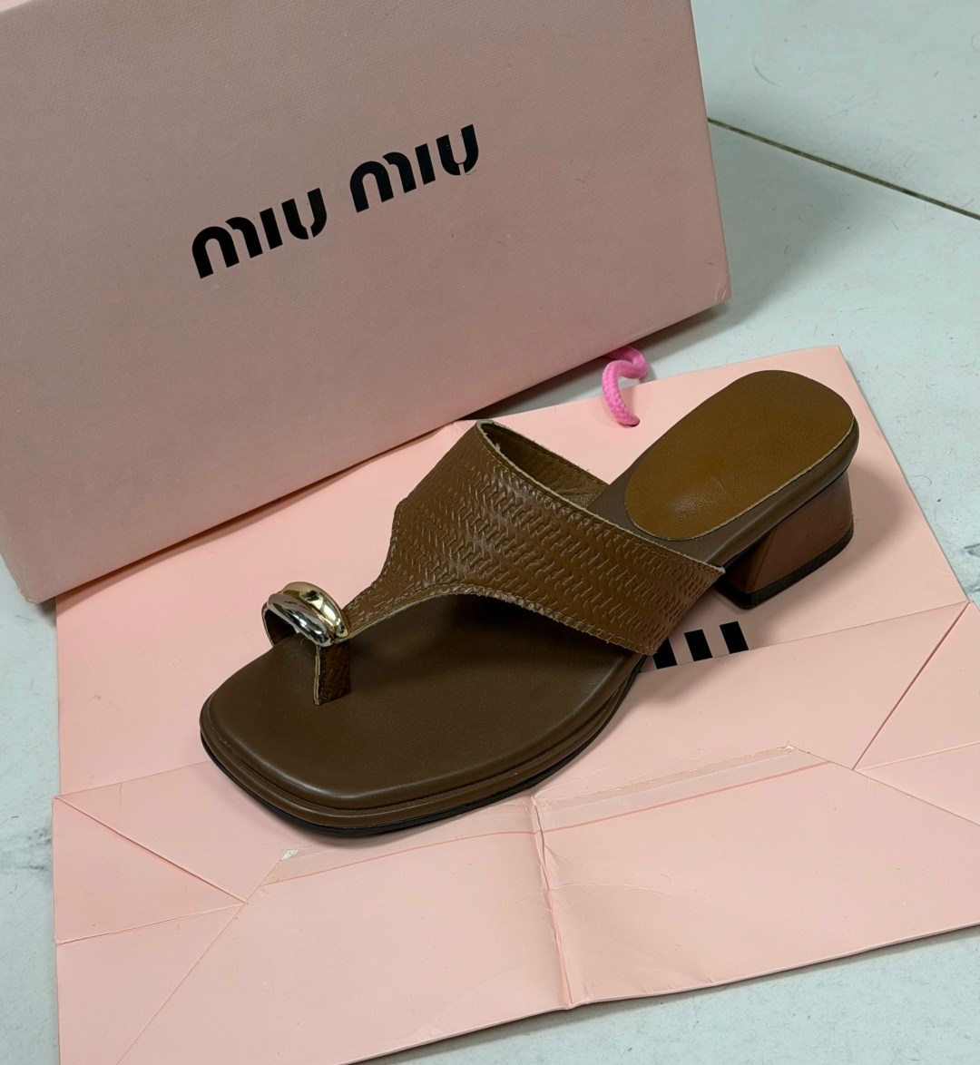 женские шлепанцы,,женские босоножки,модные шлепанцы,шлепанцы miu miu