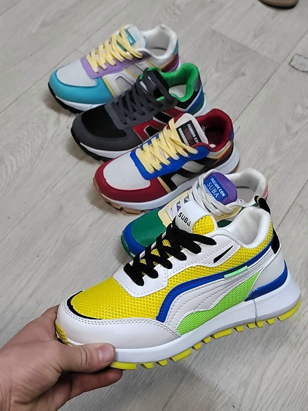 ,женские кроссовки,кроссовки яркие,кроссовки с разноцветной подошвой,цветные кроссовки