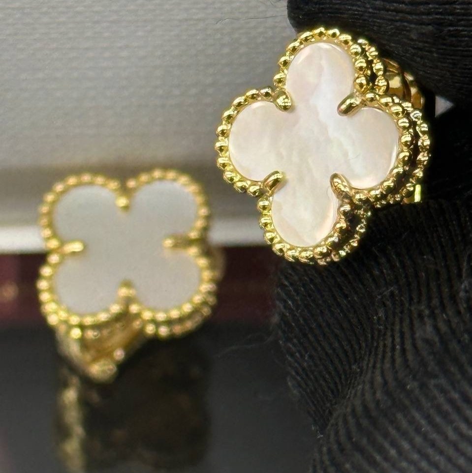 серьги клевер четырехлистный золото,серьги van cleef arpels,серьги из четырехлистного клевера van cleef,модные серьги с четырехлистным клевером из циркония,серьги van cleef arpels alhambra
