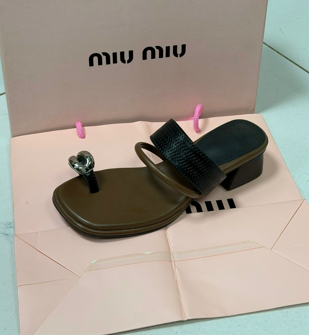 женские шлепанцы,,женские босоножки,модные шлепанцы,шлепанцы miu miu