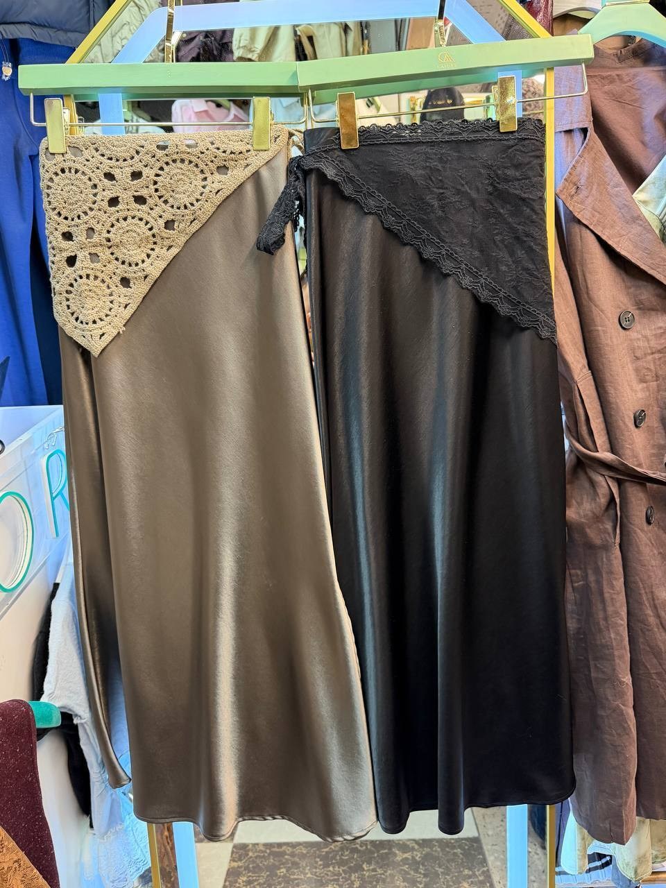 юбка с кружевами,юбка с кружевом,атласная юбка с кружевом,кружевная юбка,юбка миди с кружевом