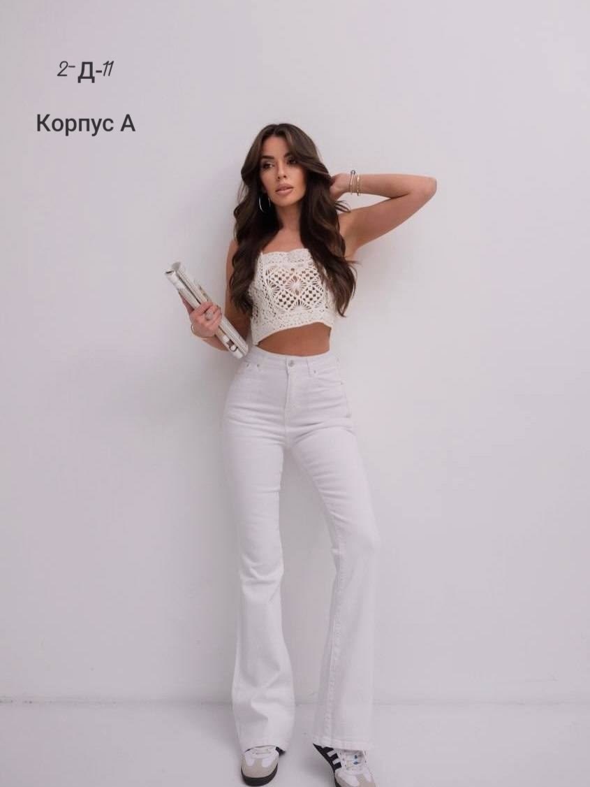 белые джинсы клеш от колена,белые джинсы клеш,джинсы белые,женские джинсы клеш,джинсы клеш