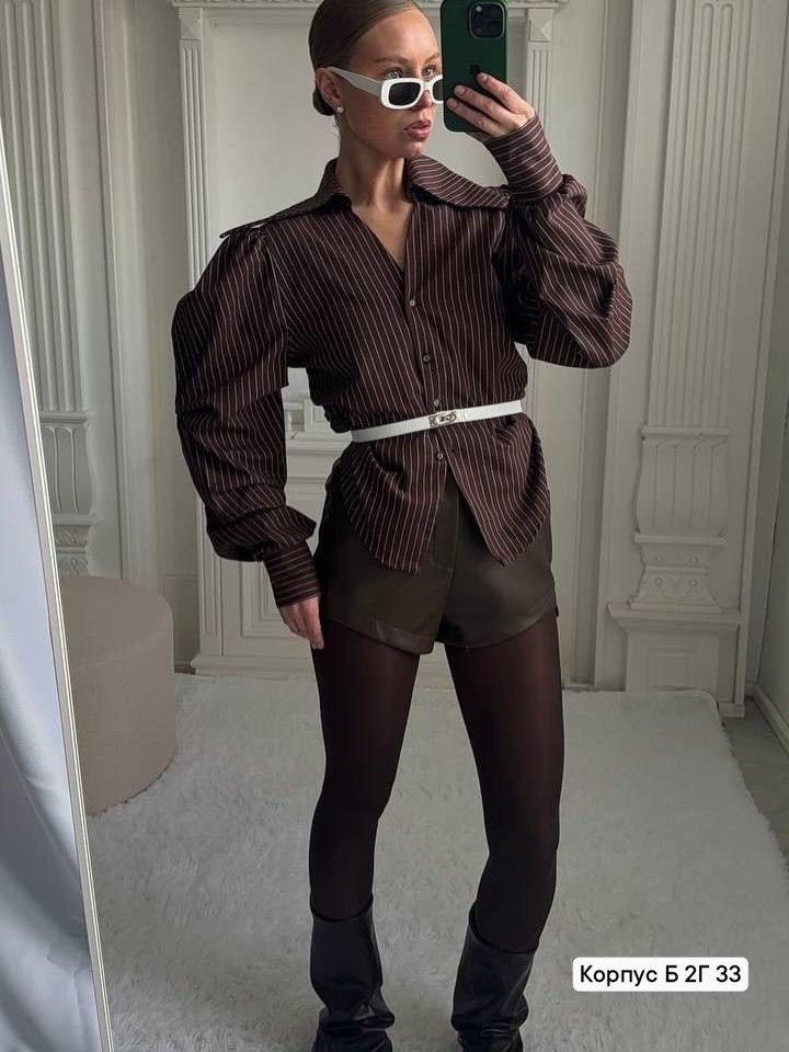 элегантная рубашка,рубашка стиль,женская рубашка,коричневые кожаные шорты