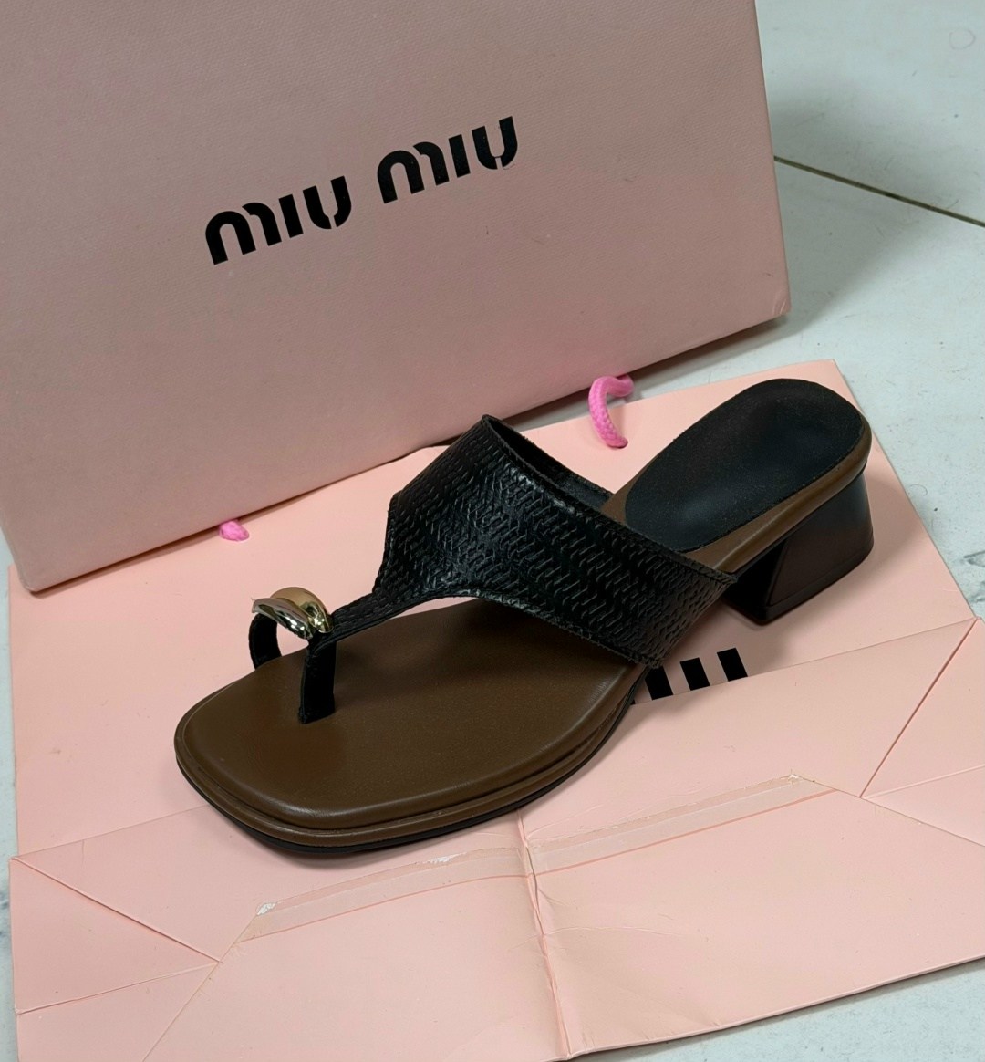 женские шлепанцы,,женские босоножки,модные шлепанцы,шлепанцы miu miu