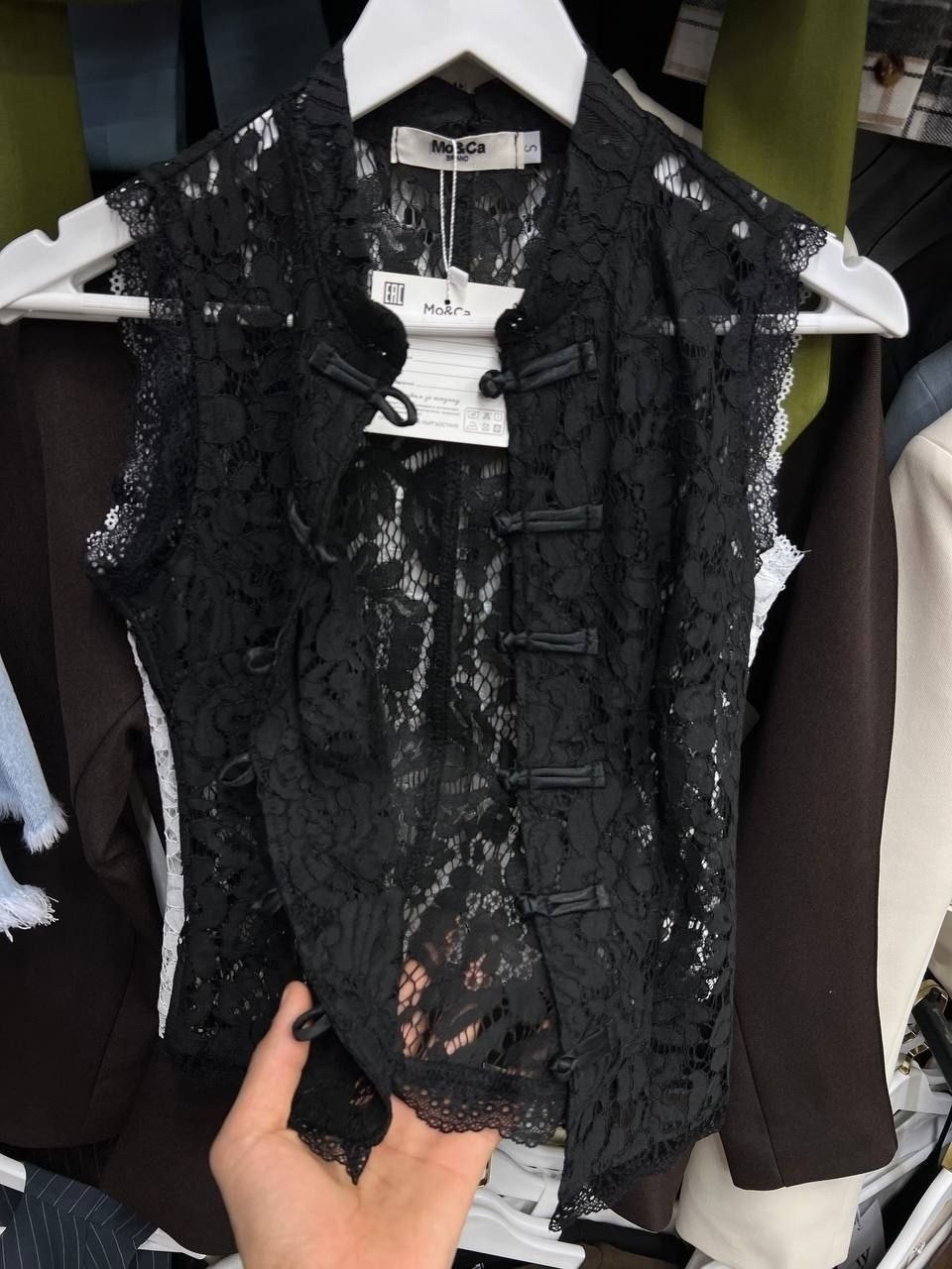 вязаный жилет,кружевная блузка,блузка кружева,жилет на пуговицах,женская блузка