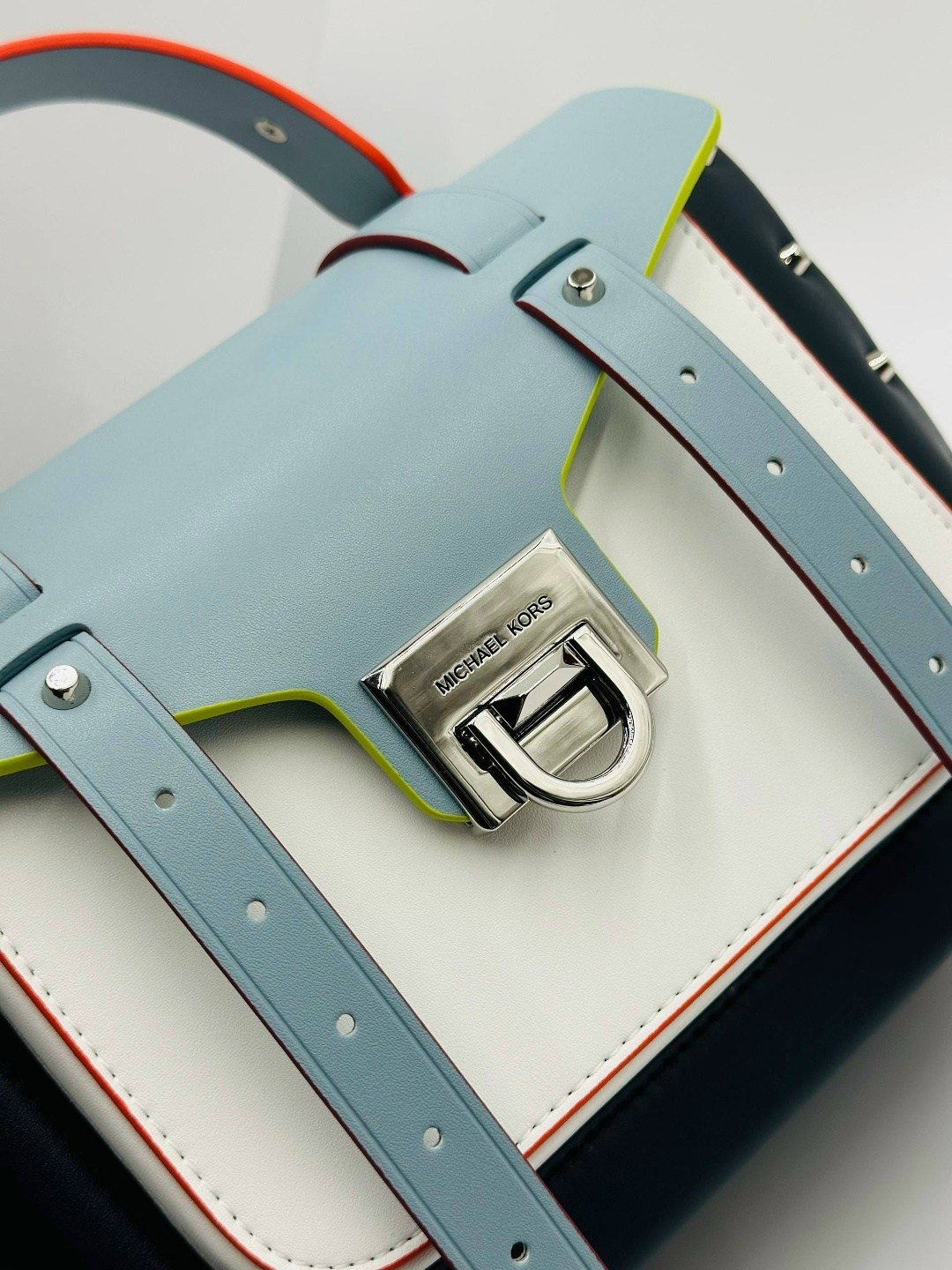 женская сумка michael kors manhattan,сумка michael kors manhattan,сумка michael kors,сумка michael kors manhattan contrast trim,кожаная сумка-портфель michael kors manhattan средней контрастной отделк