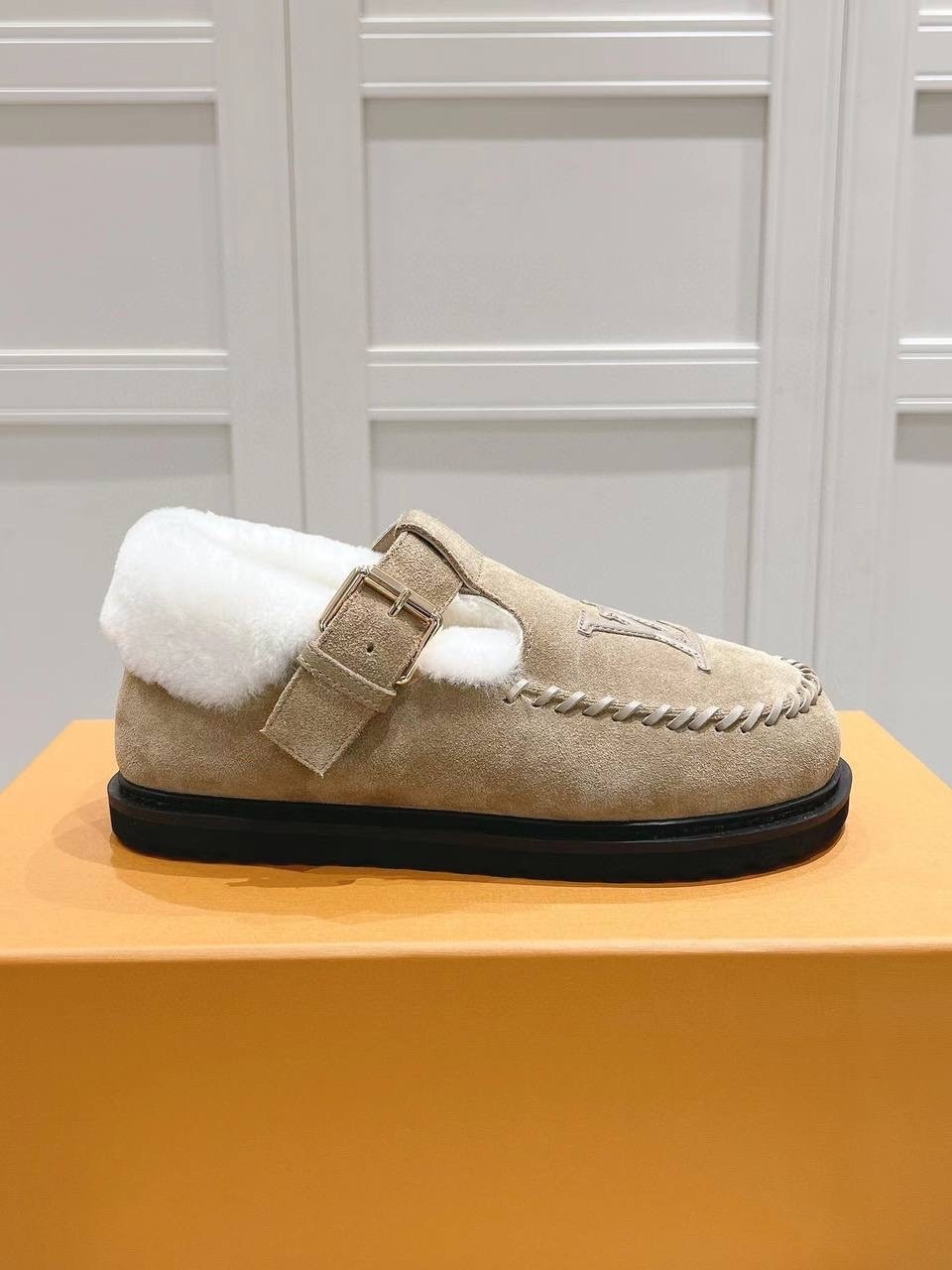 женские сандали louis vuitton,женские сандалии луи виттон colorado с мехом,женские замшевые ботинки louis vuitton colorado comfort на меху черные,женские замшевые ботинки louis vuitton colorado comfor