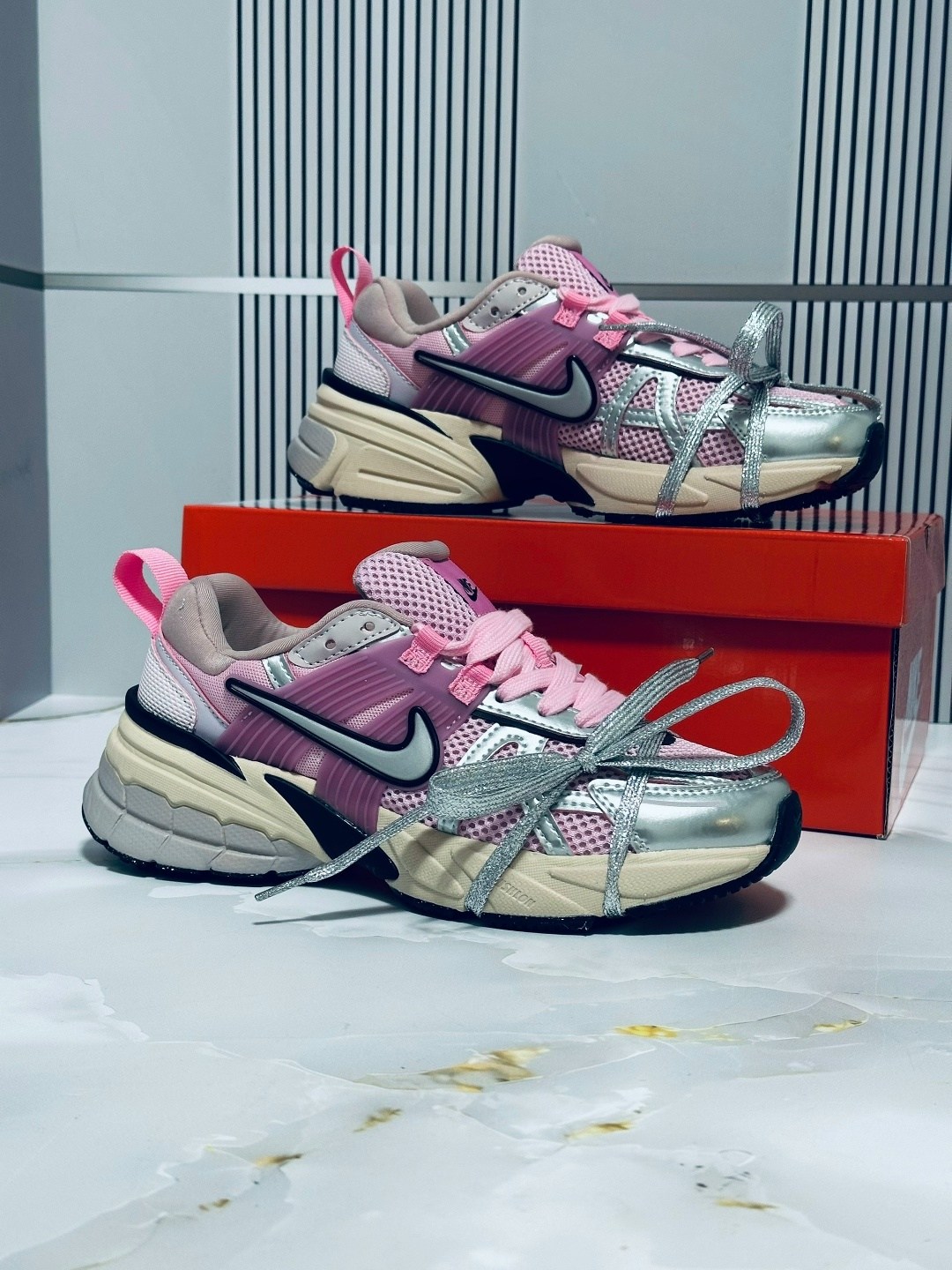 кроссовки nike v 2 k run,кроссовки женские nike,кроссовки для бега v2k run женские с низким верхом серебристо-розовые nike,кроссовки беговые женские,кроссовки nike