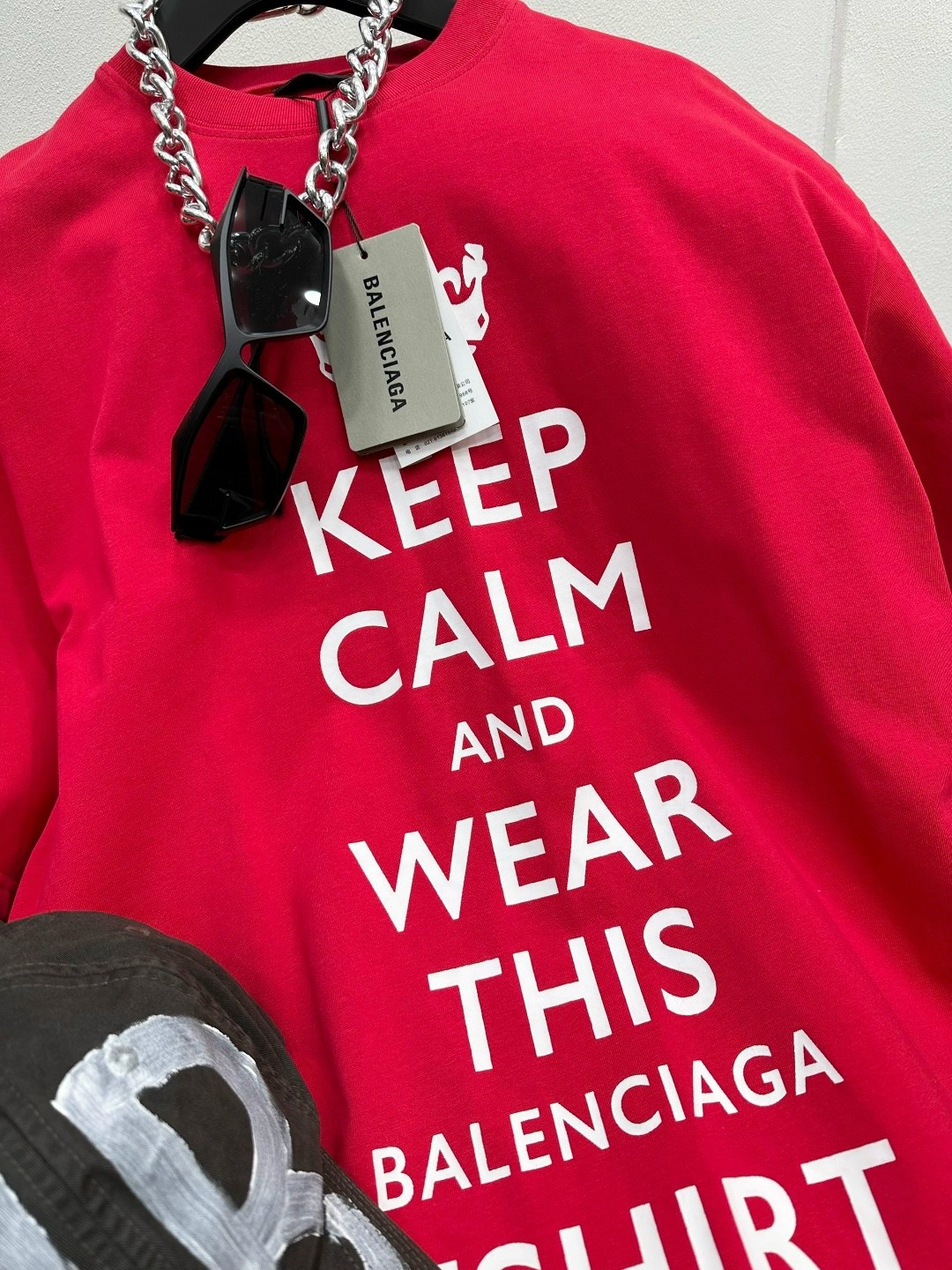 красная футболка баленсиага,футболка balenciaga,balenciaga balenciaga,balenciaga женская футболка,рваная футболка balenciaga