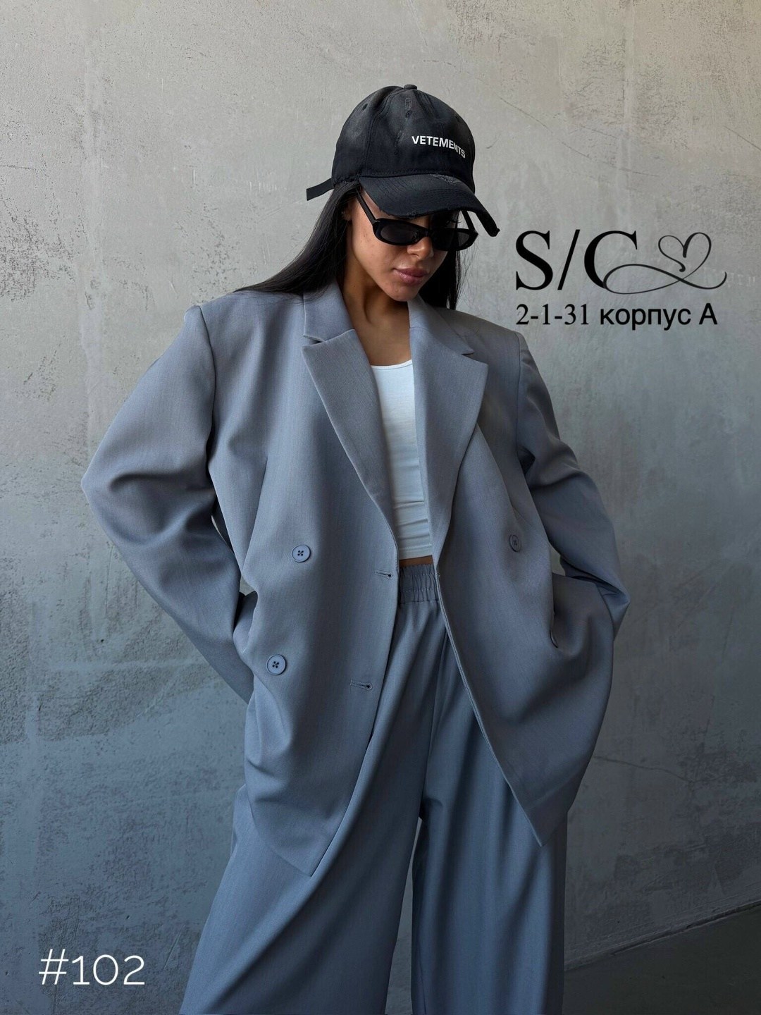 брючный костюм с брюками палаццо и укороченным пиджаком,костюм брюки палаццо и пиджак,брючный костюм,серый брючный костюм,модные брючные костюмы