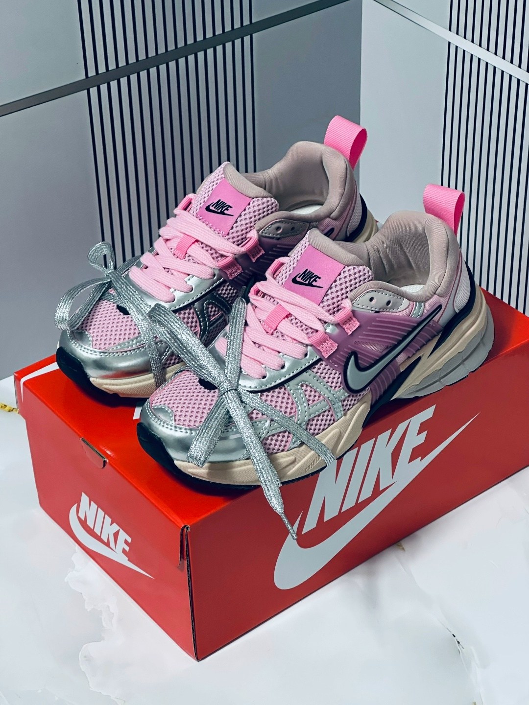 кроссовки nike v 2 k run,кроссовки женские nike,кроссовки для бега v2k run женские с низким верхом серебристо-розовые nike,кроссовки беговые женские,кроссовки nike