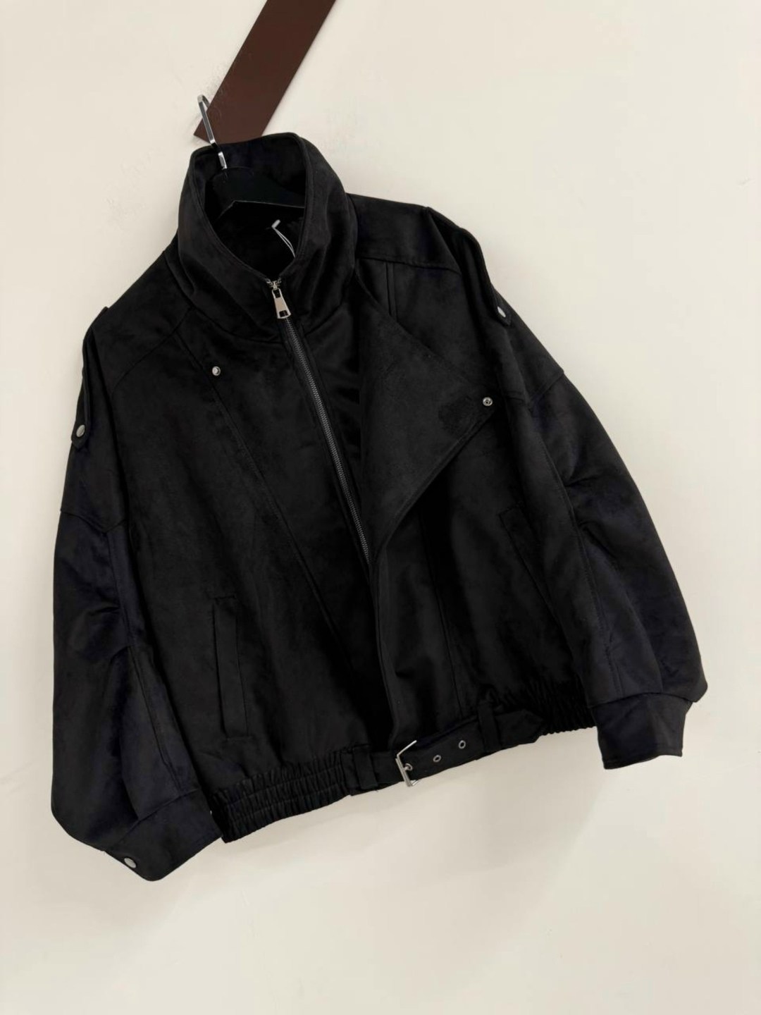 куртка замшевая,женская куртка бомбер из эко замши коричневого цвета,трендовая куртка замшевая,куртка бомбер женская,замшевая куртка женская