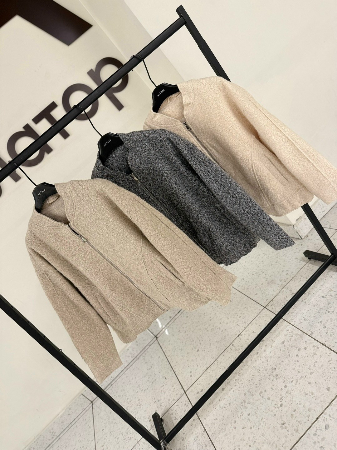 куртка из искусственного меха, бежевый o`stin,куртка из искусственного меха,куртка женская,бежевая куртка,куртка из искусственной овчины