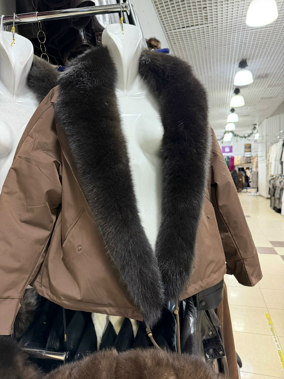 парка с натуральным мехом,парка женская с натуральным мехом,парки с мехом песца,зеленая парка с мехом,зеленая парка с мехом песца