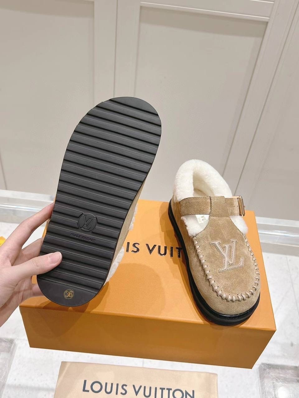 женские сандали louis vuitton,женские сандалии луи виттон colorado с мехом,женские замшевые ботинки louis vuitton colorado comfort на меху черные,женские замшевые ботинки louis vuitton colorado comfor