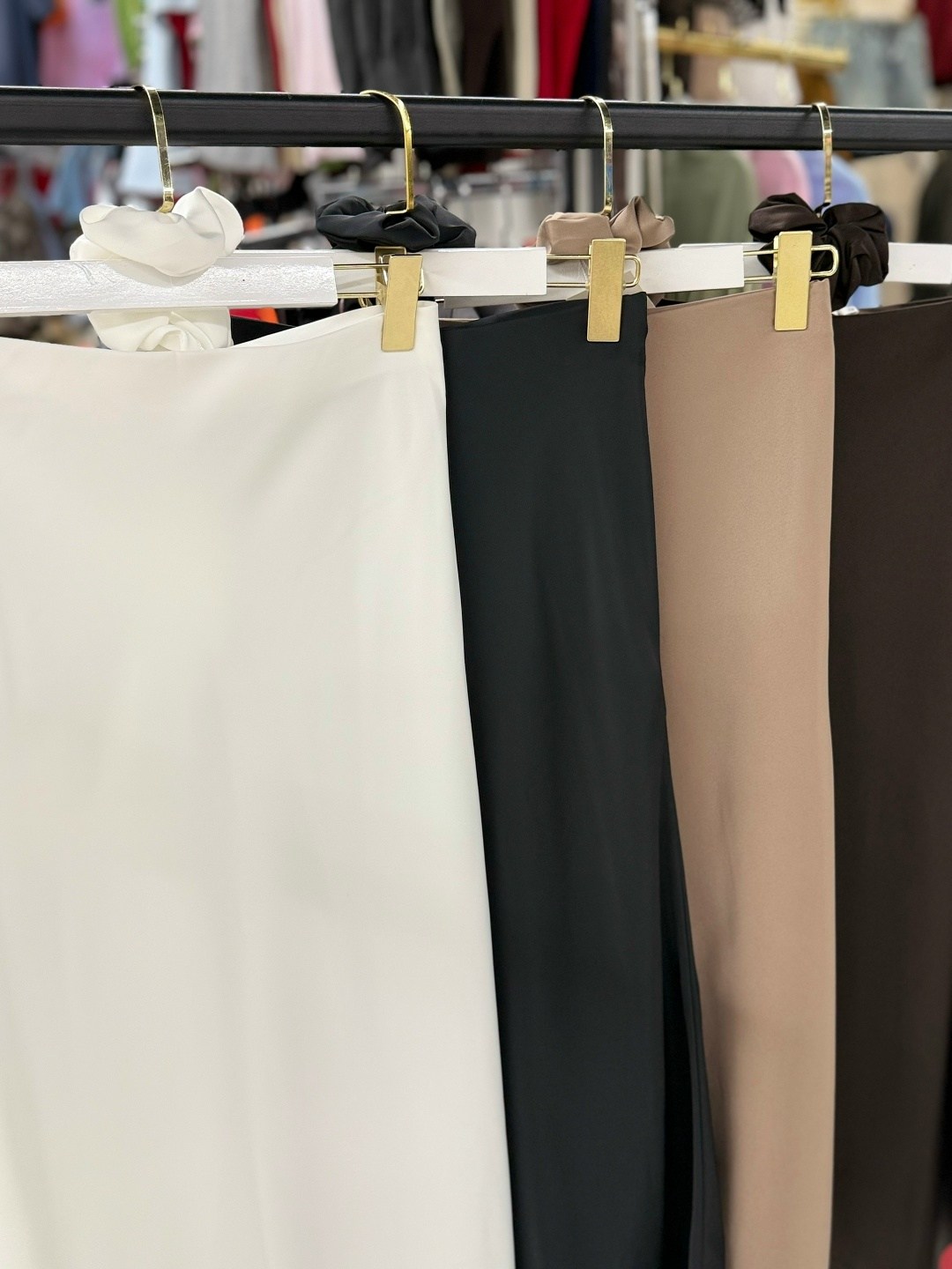 юбка атласная,шелковая юбка,коричневая атласная юбка,атласная юбка коричневого цвета,образ с шелковой юбкой миди