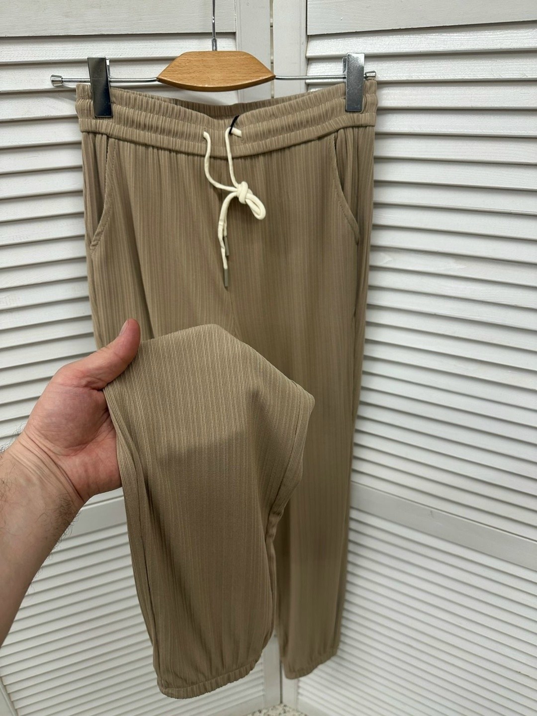 брюки бежевые,спортивные штаны,спортивные брюки,брюки белые,повседневные брюки