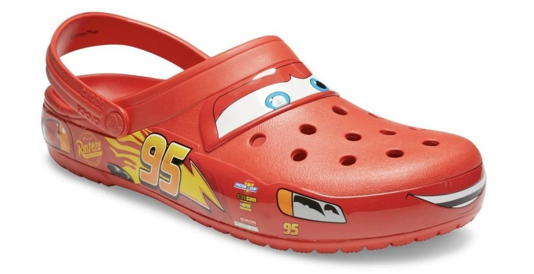 кроксы молния маккуин,крокс коллаборация тачки,crocs lightning mcqueen,кроксы маккуин,crocs classic clog lightning mcqueen