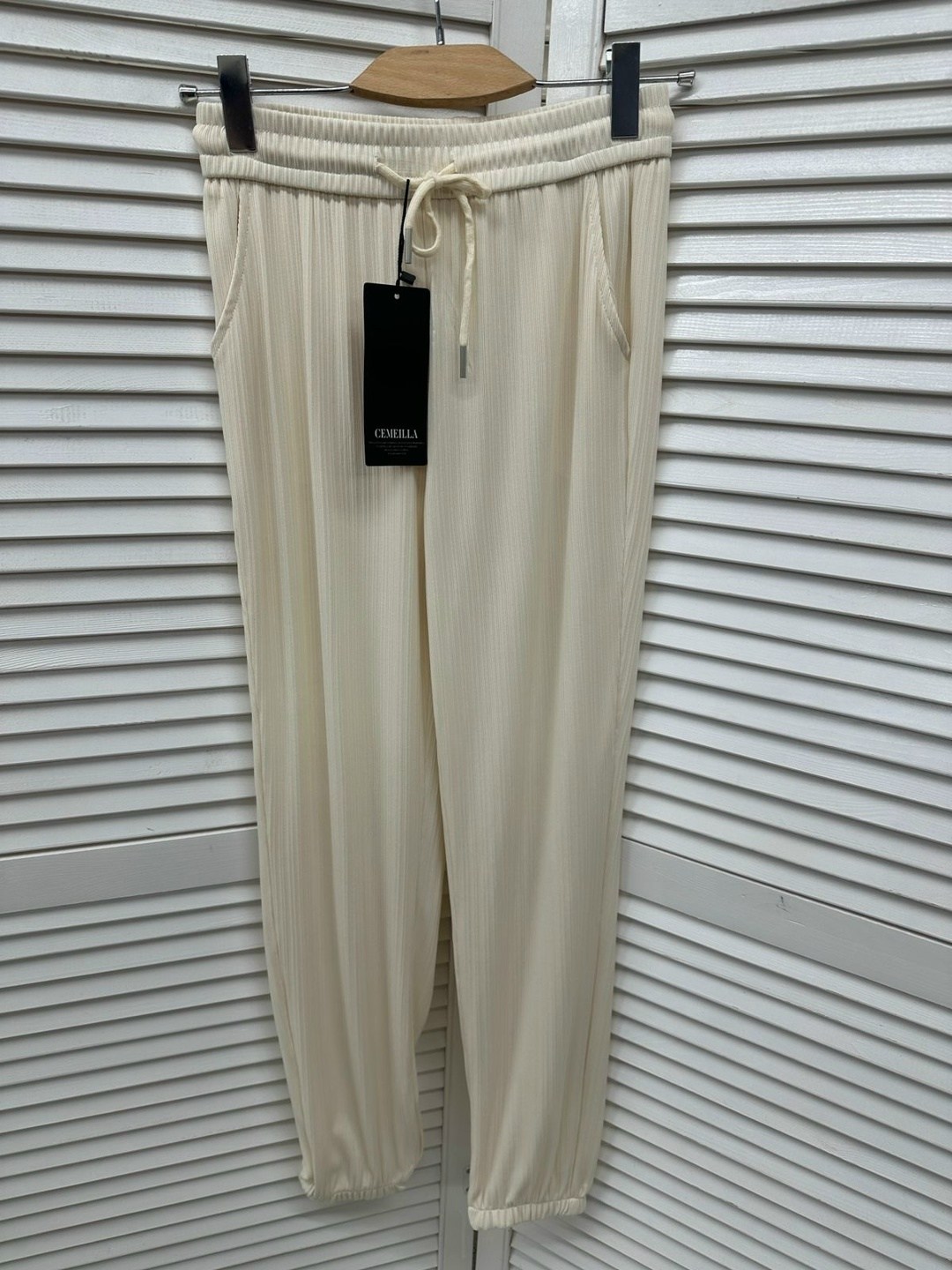 брюки бежевые,спортивные штаны,спортивные брюки,брюки белые,повседневные брюки