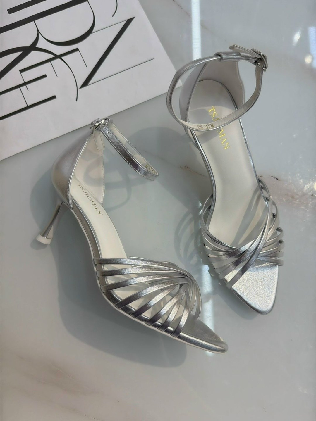босоножки серебристые,серебряные босоножки,женские босоножки,серебряные босоножки на каблуке,кожаные босоножки на каблуке-шпильке с ремешками mango vicky, серебряный