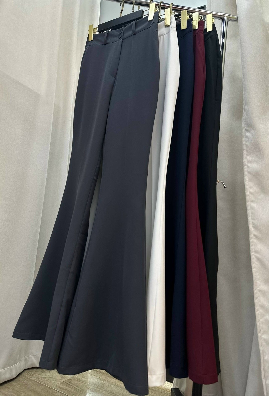 кожаные брюки клеш,брюки прямые,брюки клеш,брюки клеш из экокожи,брюки модные