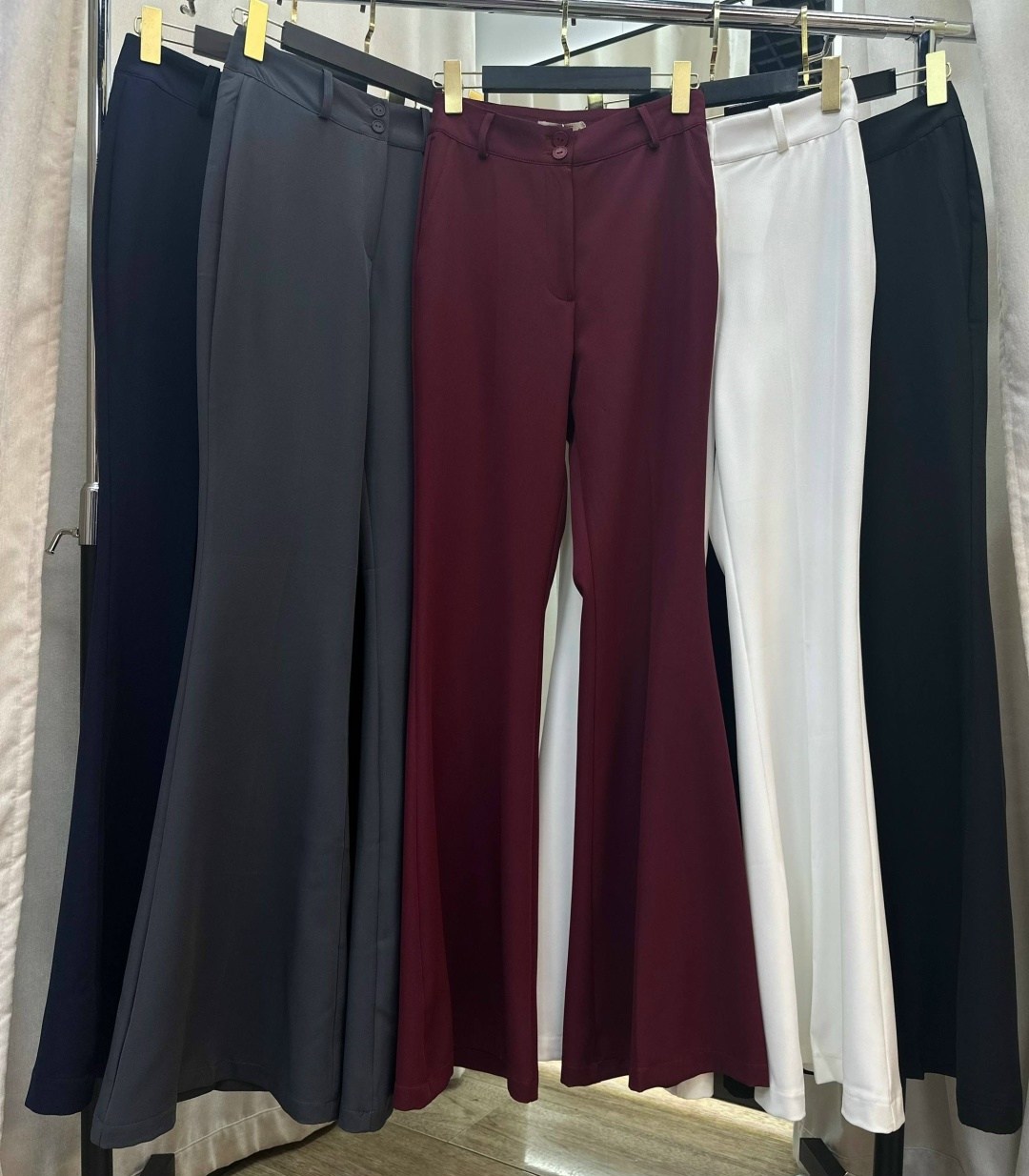 кожаные брюки клеш,брюки прямые,брюки клеш,брюки клеш из экокожи,брюки модные