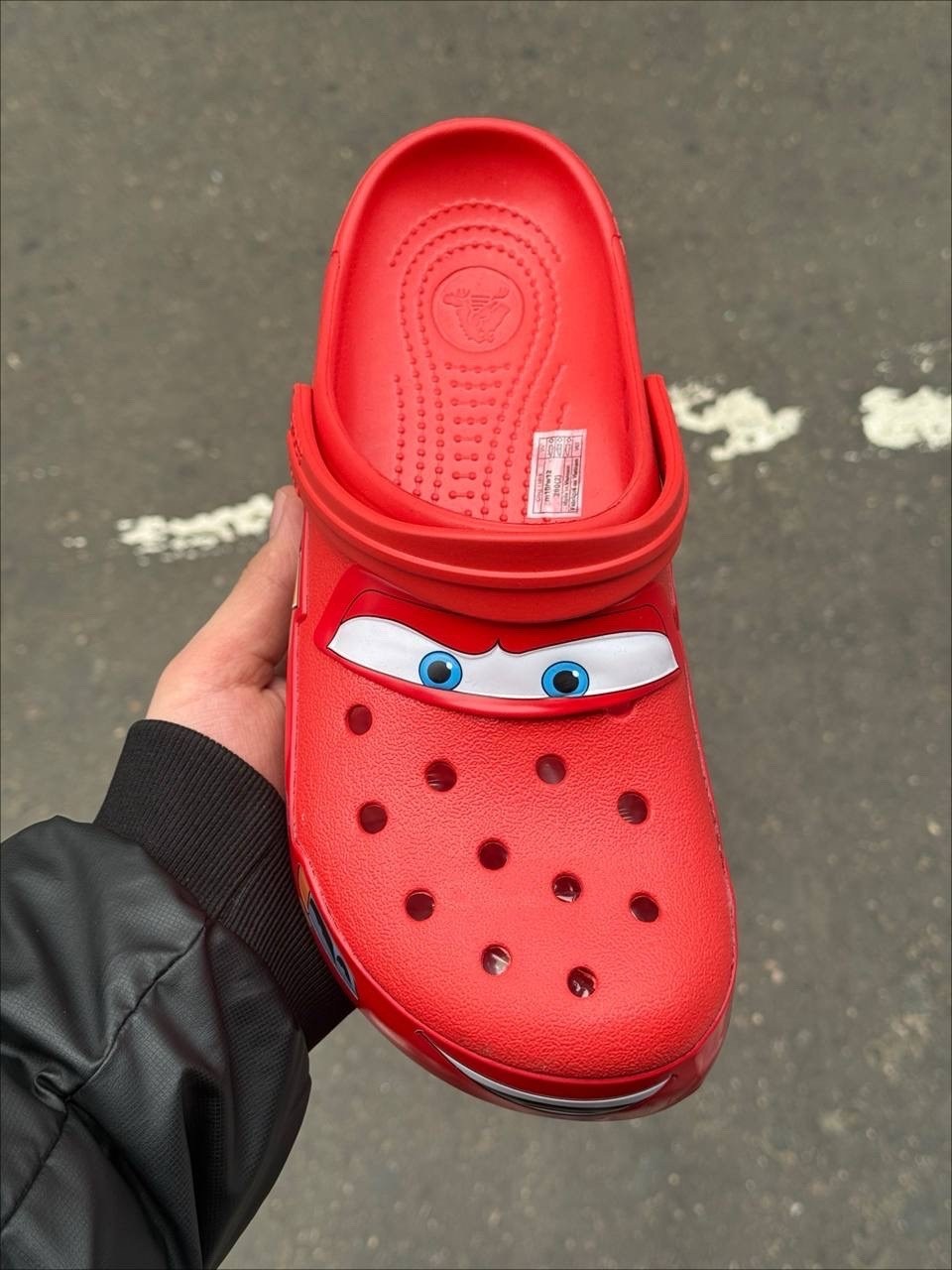 кроксы молния маккуин,крокс коллаборация тачки,crocs lightning mcqueen,кроксы маккуин,crocs classic clog lightning mcqueen