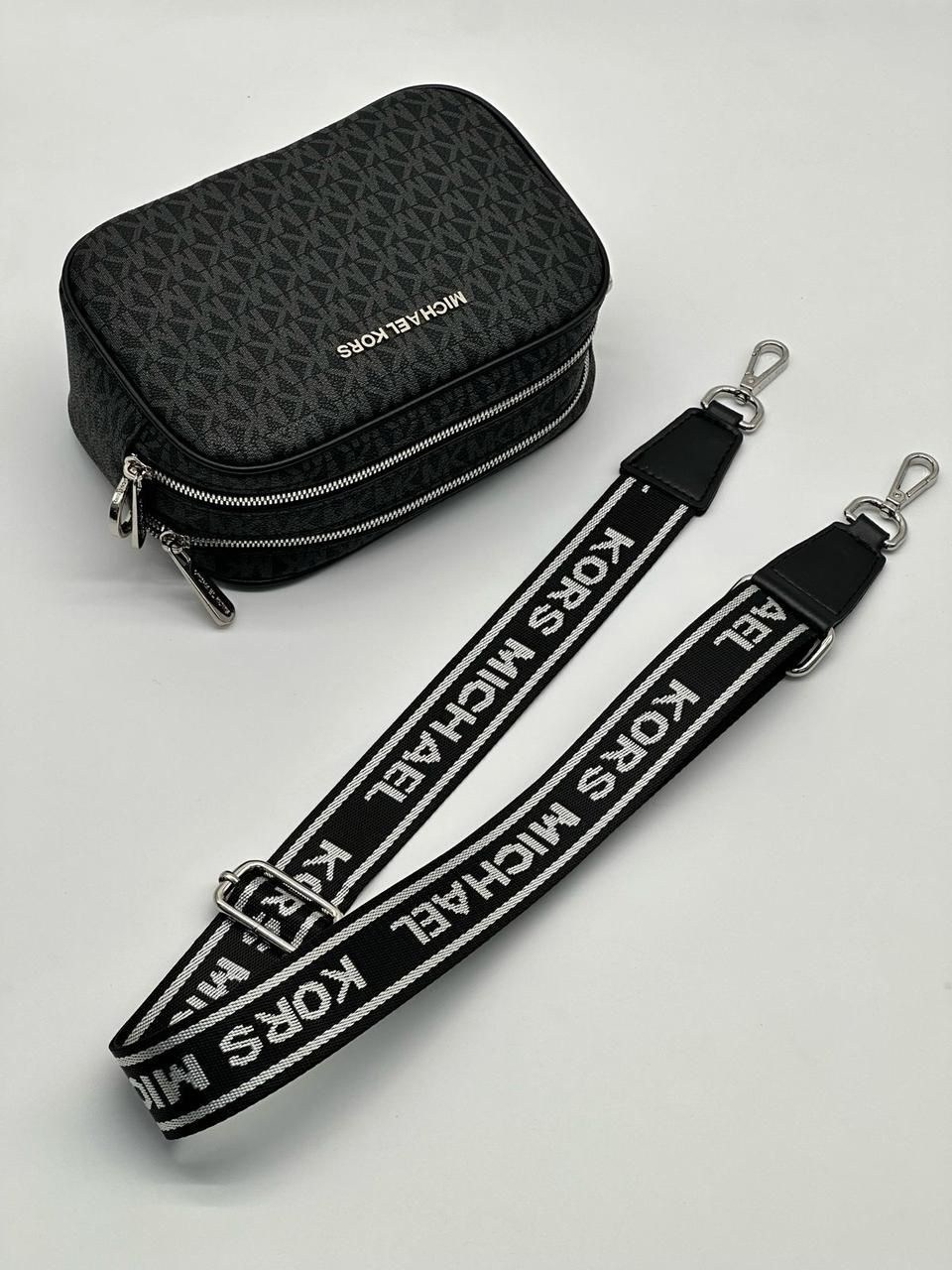 женская сумка michael kors,michael kors сумка на плечо,сумка через плечо michael kors с двумя отделениями и декором monogram,женская сумка кроссбоди michael kors,сумка michael kors