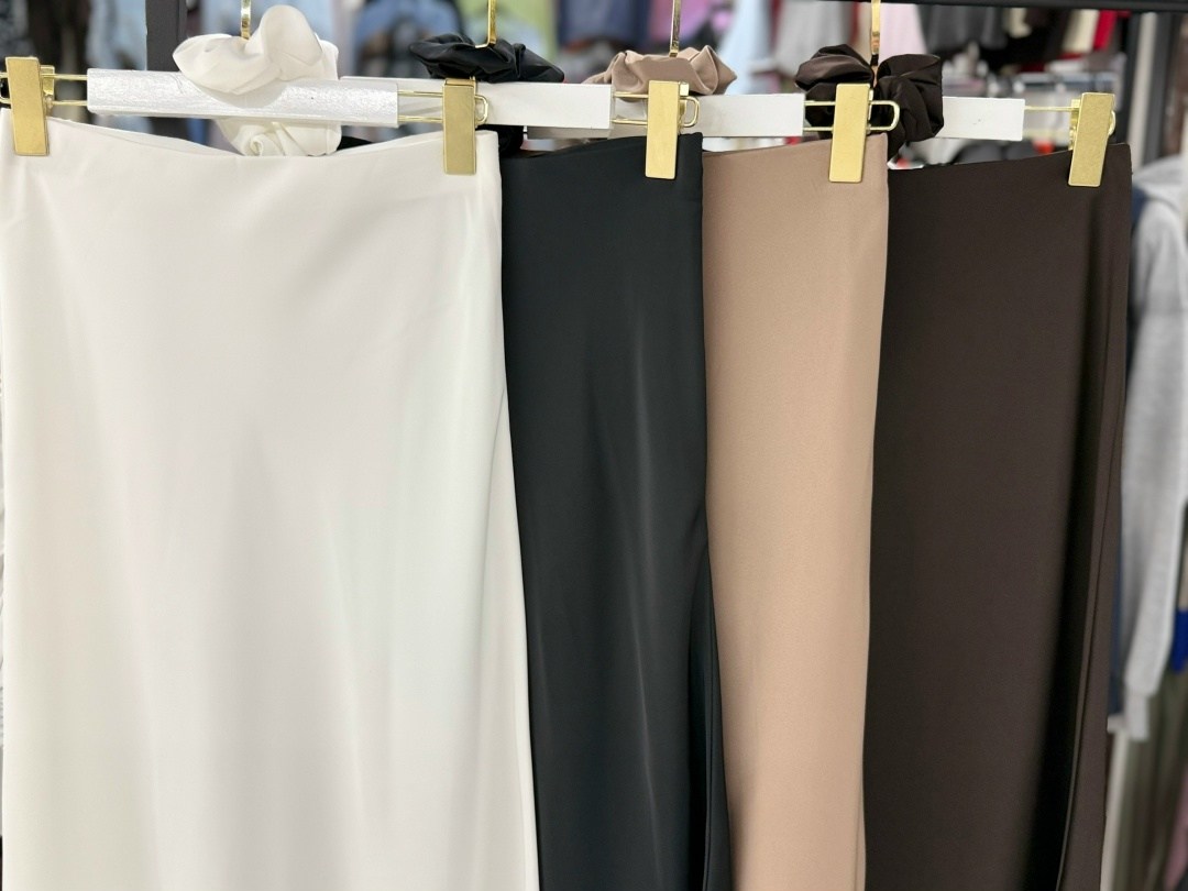 юбка атласная,шелковая юбка,коричневая атласная юбка,атласная юбка коричневого цвета,образ с шелковой юбкой миди