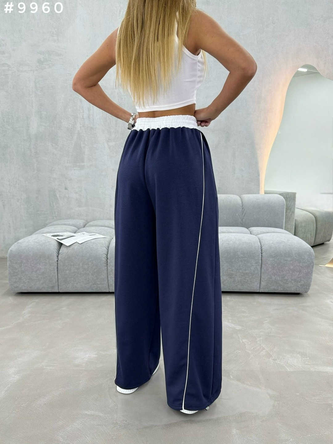 спортивные брюки,спортивные брюки широкие,спортивные брюки в полоску по бокам с принтом,брюки с широкими штанинами,широкие брюки